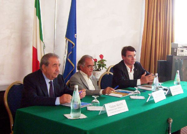 Da sinistra, Vitaliano Brasini amministratore delegato Cia, Dino Amadori direttore Irst e Renzo Piraccini, presidente Almaverde Bio Italia